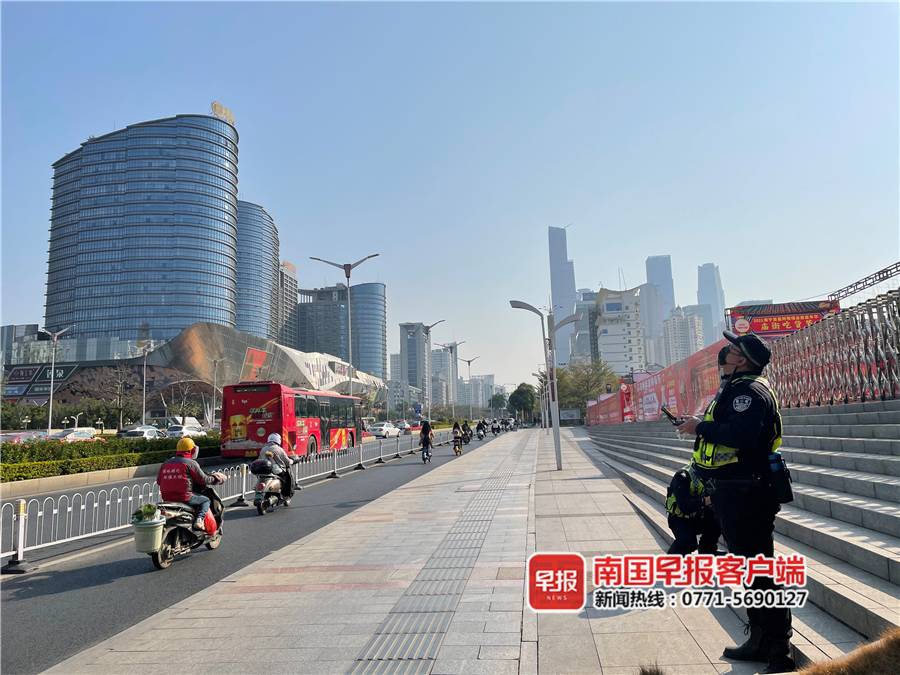 南寧交警出動(dòng)無(wú)人機(jī),1個(gè)小時(shí)抓拍多輛違法車(chē)輛(圖1)