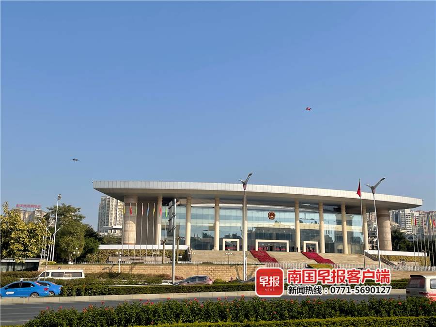南寧交警出動(dòng)無(wú)人機(jī),1個(gè)小時(shí)抓拍多輛違法車(chē)輛(圖2)